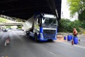 LKW blieb unter Bruecke haengen Koeln Ehrenfeld Innere Kanalstr Hornstr P270